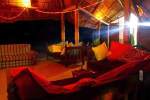 ein Wohnzimmer mit 2 Sofas in einem Zimmer in der Unterkunft Simbamwenni Lodge and Camping in Morogoro