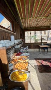 un buffet con muchos platos de comida en una mesa en Rose Cave Hotel en Göreme