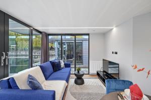 a living room with a blue couch and blue chairs at Unique Water Lodge in London - Sleeps 6 in London