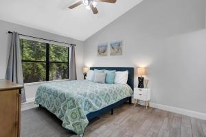 Postel nebo postele na pokoji v ubytování Sunny Retreat near Golf Courses and Mayo Clinic