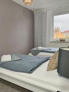 2 camas en un dormitorio con ventana en Haus Gitta - Wohlfühlen & Genießen en Luckenwalde