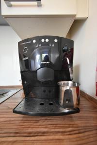 een koffiezetapparaat op een aanrecht bij The Green Hills in Schmallenberg