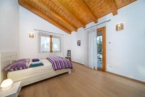 1 dormitorio con 1 cama grande y techo de madera en Sun-Kissed Villa, 