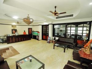 - un salon avec un canapé et une télévision dans l'établissement Hotel Panickers Residency - Ajmal Khan Market Karol Bagh, à New Delhi