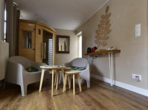 salon ze stołem i 2 krzesłami w obiekcie Appartement jacuzzi privatif Love&Zen w mieście Verneuil d’Avre et d’Iton