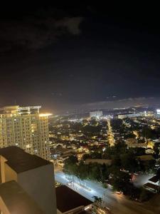 uitzicht op een stad 's nachts met verlichting bij Verdon Parc_ GreenChem in Davao City