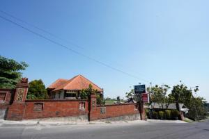 a brick building on the side of a street at OYO 927 Carina Hotel in Mojokerto