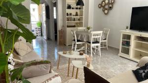 sala de estar con mesa y sillas en HOUSE CLOSE TO THE BEACH Mar Menor, en Los Narejos