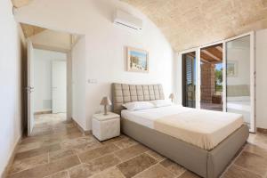 una camera con un grande letto di La Serrazza by BarbarHouse a Marina di Pescoluse