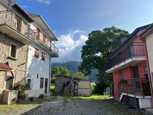 an alley between two buildings with mountains in the background at Alloggio Turistico Casa di Luca e Vale in Campotosto