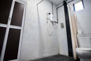 Gallery image of New DurianFarmBrick Villa22 pax FeldaTiTi in Kampong Jelundong