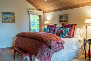 ein Schlafzimmer mit einem großen Bett mit Kissen in der Unterkunft Weyyakin Home - New Listing! Large Home for 13 Guests Just Minutes From Skiing in Ketchum