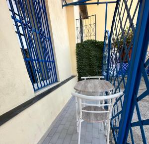 uma mesa e cadeiras sentadas numa varanda em Casa Stella del Vesuvio em Portici
