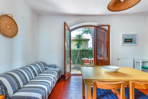 ein Wohnzimmer mit einem Sofa und einem Tisch in der Unterkunft Casa Cerboli in Cavo