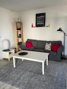 a living room with a couch and a coffee table at Work & Stay Erlensee mit Stellplatz in Erlensee