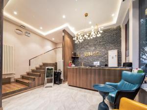 un ristorante con bar e alcune sedie blu di Wutong ins Designer Hotel a Xi'an