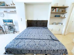 1 dormitorio con 1 cama con edredón azul en Sant'Anna del Volterraio - Margherite 5, en Bagnaia
