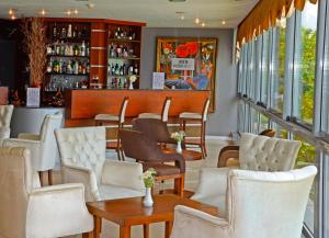 Lounge o bar area sa Lara Otel