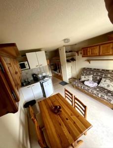 kuchnia i jadalnia ze stołem i kanapą w obiekcie Superbe studio, Praz-sur-Arly w mieście Praz-sur-Arly