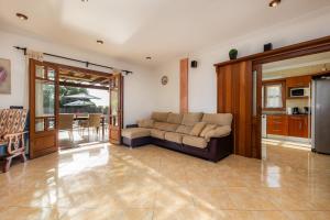 Una sala de estar con un sofá y una cocina. en Villa Can Tosam Meiga, en Calas de Mallorca