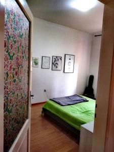 Postel nebo postele na pokoji v ubytování Cool People Apartment