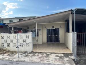 una casa con una puerta delante de ella en City #2storey landed #4bedrooms, en Kuching