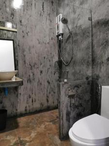 een badkamer met een douche, een toilet en een wastafel bij Lanta Long Beach Hostel in Koh Lanta