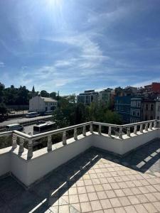 een balkon met een witte leuning op een gebouw bij Taksimde teraslı daire in Istanbul
