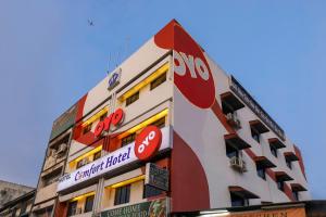un bâtiment avec un panneau de coke sur son côté dans l'établissement Super OYO 473 Comfort Hotel 2, à Klang