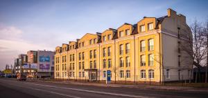 基輔的住宿－Raziotel Kyiv (Boryspilska)，街道边的黄色建筑