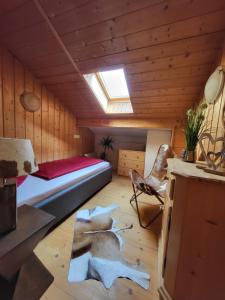 Un pat sau paturi într-o cameră la Heike Hauswirth PANORAMA