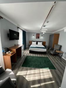 sypialnia z łóżkiem i zielonym dywanem w obiekcie Asgard Hotel w mieście Beylikdüzü