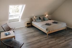 um quarto com uma cama grande e uma janela em Primesurf House Fehmarn em Fehmarn