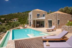 Bazén v ubytování Villa Aeraki -private sea access in Sivota Bay nebo v jeho okolí