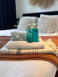 un mucchio di asciugamani sopra un letto di Marbella GOLF & SEA LODGE a Estepona