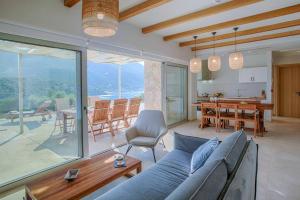 Posezení v ubytování Villa Aeraki -private sea access in Sivota Bay