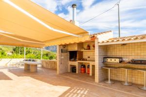 uma cozinha exterior com toldo num pátio em Esperanza em Polop
