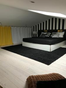 Ένα ή περισσότερα κρεβάτια σε δωμάτιο στο Au 29 logement cocon avec jacuzzi privatif