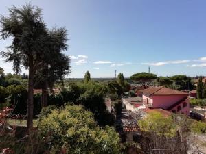 vistas a una ciudad con árboles y una casa en House Volusia, en La Giustiniana