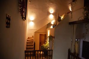 - un couloir d'une maison avec des escaliers et des lumières dans l'établissement Dar Mounia, à Rabat