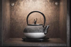 a black and white tea pot sitting on a shelf at Chalet Ruhpolding Bayern in Ruhpolding