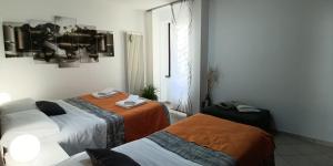 Cette chambre comprend 2 lits et une fenêtre. dans l'établissement Bed & Bar Mini Apartment, à Pontebba