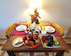 uma mesa de madeira com comida e bebidas em Logis Hotel Restaurant LA BARGUILLERE em Saint-Pierre-de-Rivière