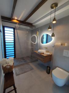 Ένα μπάνιο στο L'ApparT, meublé de tourisme 4 étoiles, piscine chauffée et vue mer imprenable +15 φωτογραφίες
