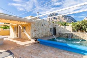 uma casa com uma piscina com uma montanha ao fundo em Esperanza em Polop