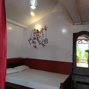 1 dormitorio con 2 camas y ventana en HAVEN COTTAGE en Ooty