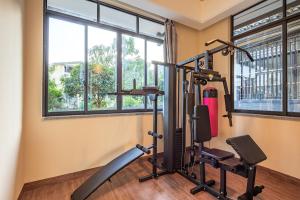 een fitnessruimte met fitnessapparatuur en een raam bij Guilin Village Creek Inn in Guilin