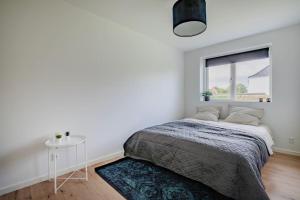 sypialnia z łóżkiem i oknem w obiekcie Spacious family house w Kopenhadze