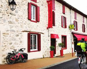 un groupe de vélos garés à l'extérieur d'un bâtiment dans l'établissement Logis Hotel Restaurant LA BARGUILLERE, à Saint-Pierre-de-Rivière