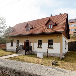 una pequeña casa con techo rojo en Pod Kaštielom Ako Doma, en Svätý Anton